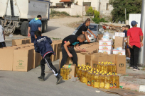 بالصور: جمعية يافا للاغاثة الانسانية توّزع عشرات الطرود الغذائية على العائلات المستورة 